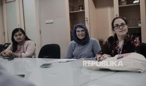 Direktur Eksekutif Muslim Hijau Washington D.C Sevim Kalyoncu (kedua kanan),berkunjung ke kantor Republika di Jakarta, Rabu (5/4/2023).Green Muslims adalah sebuah organisasi nirlaba yang berbasis di Washington, DC, yang bertujuan untuk mempromosikan kesadaran lingkungan dan memberikan sumber pendidikan lingkungan hidup yang diilhami secara spiritual dalam komunitas islam. Ahmad fauzi/Republika.