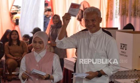 Calon Presiden nomor urut 03 Ganjar Pranowo bersama keluarga saat memberikan hak suara Pemilu 2024  di TPS 11, Lempongsari, Gajahmungkur, Semarang, Jawa Tengah, Rabu (14/2/2024).