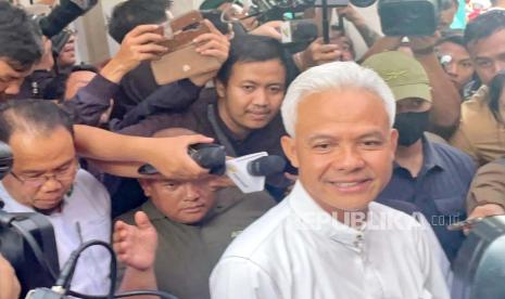 Calon presiden (capres) nomor urut 3, Ganjar Pranowo menanggapi hasil hitung cepat atau quick count. Capres Ganjar Pranowo mempertanyakan perolehan suaranya di berbagai quick count.