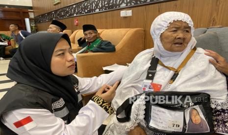 Seorang petugas haji Indonesia melayani Mbah Rupiah (80 tahun), jamaah haji asal Bojonegoro, Indonesia yang baru sampai ke Madinah, Ahad (12/5/2024).