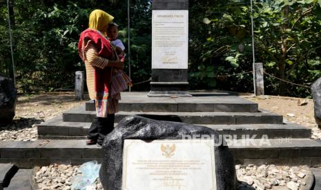 Warga melihat monumen peringatan gempa bumi di tepi Sungai Opak, Pundong, Bantul, Yogyakarta, Kamis (27/5). Saat sarasehan 15 tahun Gempa Yogyakarta disebutkan bahwa titik episentrum gempa bumi dengan kekuatan 5,9 skala Richter terletak di area ini. Terjadi pada kedalaman 10 kilometer di bawah Sungai Opak. Sekitar 5,800 orang meninggal dan 20 ribu orang luka-luka.