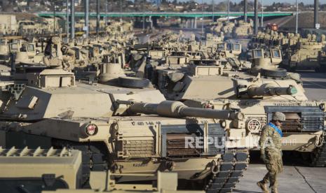  FILE - Seorang tentara berjalan melewati barisan tank M1 Abrams, 29 November 2016, di Fort Carson di Colorado Springs, Colo. Pemerintahan Biden siap untuk menyetujui pengiriman tank M1 Abrams ke Ukraina, 