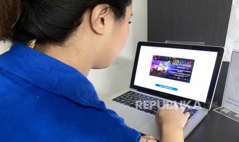 Penggemar mencoba membeil tiket konser Coldplay secara online di Jakarta, Rabu (17/5/2023).