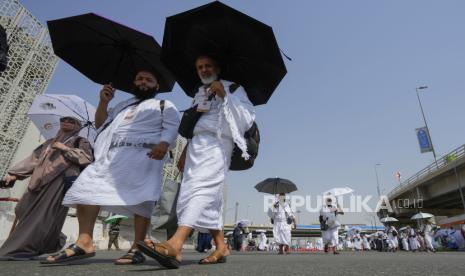 Jamaah haji berada didekat tenda kemah Mina, kota suci Mekah, Arab Saudi, Jumat, 14 Juni 2024. 