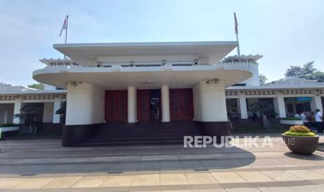 Suasana kawasan Balai Kota Bandung, Rabu (15/4/2024). Pemkot Bandung akan memberlakukan kawasan Balai Kota Bandung bebas kendaraan tiap hari Jumat.