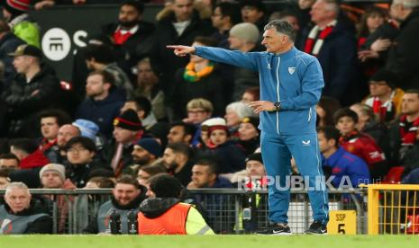 Pelatih Sevilla Jose Luis Mendilibar beraksi selama laga leg pertama perempat final UEFA Liga Europa antara Manchester United and Sevilla di Manchester, Inggris, 13 April 2023.