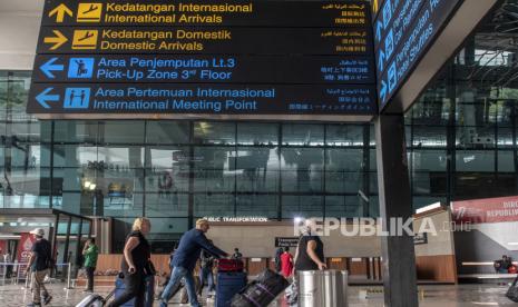 Warga negara asing berjalan saat tiba di Terminal 3, Bandara Internasional Soekarno-Hatta, Tangerang, Banten, Selasa (8/11/2022). Badan Pusat Statistik (BPS) mencatat jumlah kunjungan wisatawan manca negara (wisman) ke Indonesia melalui pintu masuk utama pada September 2022 mencapai 538,32 ribu kunjungan, dimana angka tersebut naik 10.768,46 persen dibandingkan dengan kondisi September 2021. 