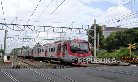 KRL komuter Jogja-Solo melintas di Stasiun Lempuyangan, Yogyakarta. 