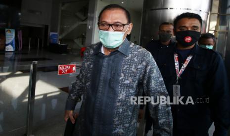 Mantan Menteri Keuangan Agus Martowardojo meninggalkan Gedung KPK seusai diperiksa di Jakarta, Kamis (25/6/2020). Agus yang juga mantan Gubernur Bank Indonesia itu diperiksa sebagai saksi kasus korupsi pengadaan paket KTP Elektronik untuk tersangka Direktur Utama PT Sandipala Arthapura, Paulus Tannos. 