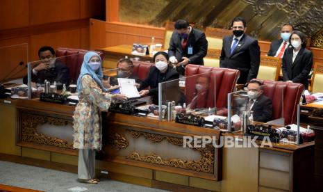 Ketua DPR Puan Maharani menerima berkas laporan pandangan fraksi PAN yang diberikan oleh Anggota DPR Desy Ratnasari saat Rapat Paripurna DPR di Kompleks Parlemen, Senayan, Jakarta, Selasa (18/1/2022). DPR RI resmi mengesahkan Rancangan Undang-Undang Tindak Pidana Kekerasan Seksual (RUU TPKS) menjadi RUU usulan inisiatif DPR RI. Prayogi/Republika. 