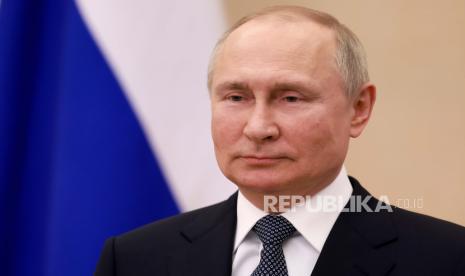  Presiden Rusia Vladimir Putin berbicara selama perekaman pesan video kepada para peserta dan tamu pembukaan tahap akhir Festival All-Rusia XI Liga Hoki Malam di Moskow, Rusia, Selasa, 10 Mei 2022.