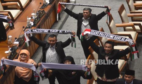 Sejumlah anggota DPR mengenakan syal Palestina saat mengikuti Rapat Paripurna Pembukaan Masa Persidangan II Tahun Sidang 2023-2024 di Gedung Nusantara II, Komplek Parlemen, Senayan, Jakarta, Selasa (31/10/2023). Pengenaan syal oleh anggota DPR itu sebagai bentuk solidaritas dan dukungan kepada Palestina yang tengah menghadapi serangan Israel yang telah mengakibatkan ribuan korban meninggal. 