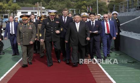 Pemimpin Korea Utara Kim Jong-un menerima lima drone peledak, sebuah drone pengintai dan rompi antipeluru sebagai hadiah 