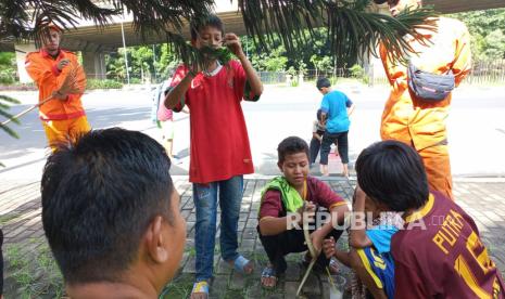 Anak-anak Kota Bekasi menjajakan hewan liar di hari bebas berkendara di Jl Ahmad Yani Kota Bekasi, Ahad (5/2/2023). 