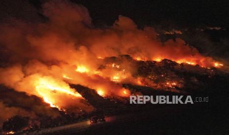  Kebakaran menghanguskan area di sebelah jalan Transpantaneira di lahan basah Pantanal dekat Pocone, negara bagian Mato Grosso, Brasil, Rabu (15/11/2023). 