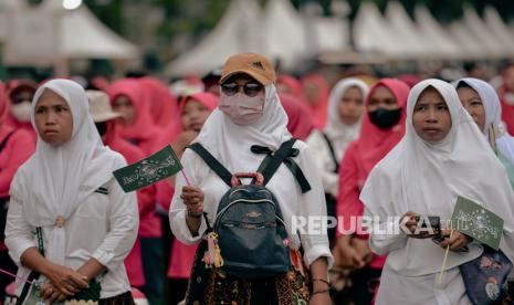 Warga saat menghadiri acara Resepsi Puncak Satu Abad NU di Stadion Delta Sidoarjo, Jawa Timur, Selasa (7/023). Naskah Khutbah Jumat: Perhatikan 4 Hal Ini Agar Amal Ibadah Diterima Allah