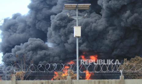 Suasana kebakaran tangki minyak milik Pertamina RU VI Balongan, Indramayu, Jawa Barat, Rabu (31/3/2021). Memasuki hari ketiga pascakebakaran, tim Emergency Pertamina berhasil memadamkan tiga tangki dari total empat tangki yang terbakar. 