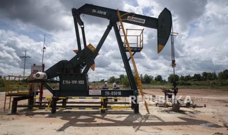 Pekerja PT Pertamina Hulu Rokan (PHR)  mengecek pompa angguk atau pumping unit di Central Gathering Station (CGS) 10 Field Duri, Blok Rokan, Bengkalis, Riau.