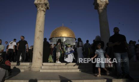 Jamaah sholat di masjid Al Aqsa.