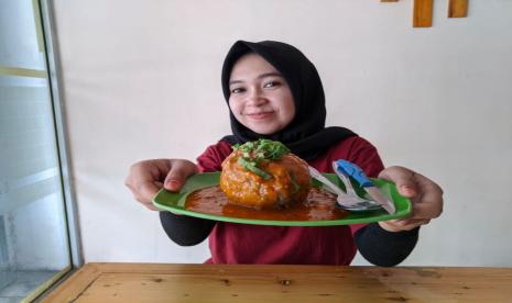 Bagi pecinta makanan pedas di Ponorogo, bakso lava di Jalan Batoro Katong sudah tidak asing lagi