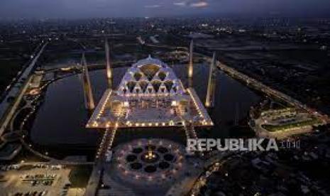 Masjid Al Jabbar Bandung. Salah satu tanda kiamat adalah umat Islam bermegah-megah membangun masjid. Foto: Republika.