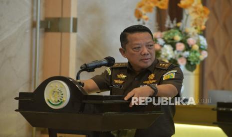 Jampidsus Febrie Adriansyah memberikan keterangan pers terkait Penyampaian Hasil Perhitungan Kerugian Negara (PKN) dalam Penyidikan Perkara Timah di Kejaksaan Agung, Jakarta, Rabu (29/5/2024). 