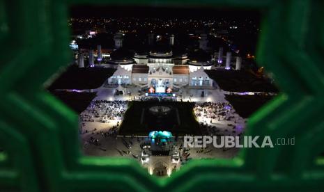 Umat Islam menggelar tabligh akbar memperingati 1 Muharram 1445 Hijriyah dan refleksi 21 tahun Syariat Islam di Masjid Raya Baiturrahman, Banda Aceh, Aceh, Rabu (19/7/2023). Peringatan yang dihadiri seluruh unsur masyarakat dan tokoh agama itu mengangkat tema Doa Untuk Negeri dan Hijrah Menuju Masyarakat Madani . 