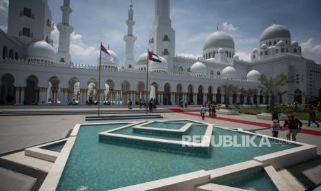 Pengunjung berjalan memasuki komplek Masjid Raya Sheikh Zayed di Gilingan, Solo, Jawa Tengah, Senin (14/11/2022). Masjid hadiah dari Presiden Uni Emirat Arab (UEA) Mohamed Bin Zayed Al-Nahyan kepada Presiden Joko Widodo tersebut sebagai simbol persahabatan kedua negara sekaligus diharapkan menjadi salah satu destinasi wisata religi baru di Kota Solo. Masjid Raya Sheikh Zayed Solo Lakukan Simulasi Jelang Pembukaan