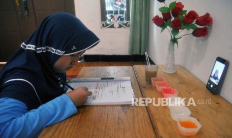 Seorang siswa SD mengerjakan ulangan praktek mata pelajaran IPA tentang Identifikasi Sifat Campuran melalui media daring di rumahnya, Desa Laladon, Ciomas, Kabupaten Bogor, Jawa Barat. Ketua Komisi X Dewan Perwakilan Rakyat (DPR) Syaiful Huda meminta pemerintah benar-benar mempertimbangkan rencana pembukaan sekolah pada saat berlangsungnya pandemi COVID-19.