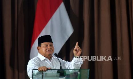 Menteri Pertahanan RI sekaligus Bacapres Partai Gerindra, Prabowo Subianto menyampaikan paparan di depan seribu guru ngaji, Sleman, Yogyakarta, Rabu (20/9/2023). Pada acara ini Prabowo menjelaskan upaya pemerintah untuk menyelesaikan persoalan kesejahteraan, pendidikan, serta ekonomi yang sudah bagus. Selain itu, sebagai Bacapres dirinya nanti akan membawa 17 program prioritas dan delapan program percepatan menuju Indonesia Emas. Bersamaan ini, juga hadir Pengasuh Pondok Pesantren Ora Aji, Gus Miftah yang mendukung pencalonan Prabowo sebagai presiden.