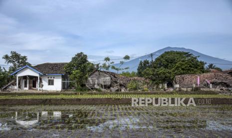 Kondisi rumah yang rusak pasca gempa bumi di Kampung Selakawung, Kecamatan Cilaku, Kabupaten Cianjur, Selasa (22/11/2022). Berdasarkan data dari BPBD Kabupaten Cianjur hingga Senin (21/11/2022) pukul 20.00 WIB jumlah bangunan dan rumah rusak akibat gempa bumi mencapai 2.345 unit serta 13.784 orang mengungsi. Republika/Abdan Syakura