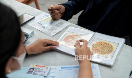 Warga melakukan tes buta warna saat melakukan perpanjangan masa aktif Surat Izin Mengemudi (SIM) melalui pelayanan SIM Keliling di LTC Glodok, Jakarta, Sabtu (13/1/2024). Pelayanan SIM Keliling hari ini digelar di lima lokasi di seluruh Jakarta yakni di LTC Glodok, Kantor Pos Lapangan Banteng, Mall Citraland, Kampus Trilogi Kalibata dan Mall Grand Cakung yang beroperasi mulai dari pukul 08.00 hingga 12.00 WIB. 