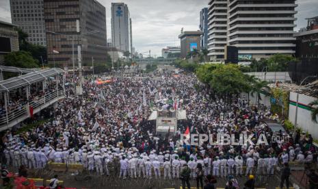 Massa dari berbagai ormas berunjuk rasa menentang sikap Presiden Prancis Emmanuel Macron terkait gambar Nabi Muhammad SAW di kawasan Kedubes Prancis, Jakarta, Senin (2/11/2020. 