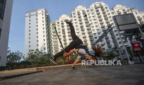 Atlet wushu Nadya Permata berlatih secara mandiri di kawasan apartemen tempat tinggalnya di Kelapa Gading, Jakarta, Minggu (7/6/2020). *** Local Caption *** 