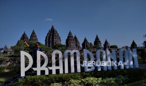 Pengunjung berswafoto saat berkunjung di kawasan Candi Prambanan, Sleman, Yogyakarta, Rabu (1/7). Kawasan Candi Prambanan melakukan ujicoba pembukaan kunjungan wisata. Uji coba ini berdasarkan izin dari Gugus Tugas Penanganan COVID-19 di DIY. Pengunjung pun dibatasi 1.500 orang per hari, dan menggunakan protokol Covid19.