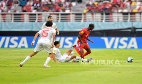 Pemain Panama U17 Juan Hall (merah) berebut bola dengan pemain Maroko pada babak penyisihan Grup A Piala Dunia U17 2023 di Stadion Gelora Bung Tomo, Surabaya, Jawa Timur, Jumat (10/11/2023).