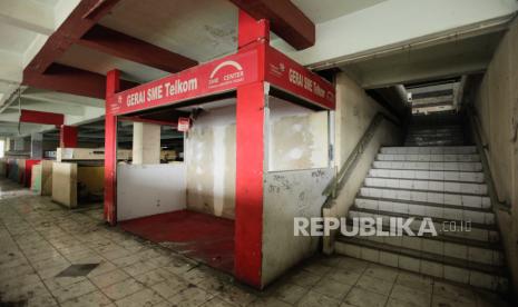 Suasana Pasar Tanah Abang Blok G yang sepi dari aktivitas pedagang di Jakarta Pusat, Senin (10/7/2023). Kondisi Pasar Blok G lantai dua dan tiga yang kumuh akibat ditinggalkan oleh pedagang tersebut rawan dijadikan tempat kriminalitas.