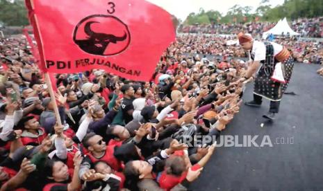 Calon presiden (capres) nomor urut 3, Ganjar Pranowo. Ganjar sebut presiden boleh kampanye-memihak tapi jadi risiko besar dalam demokrasi.