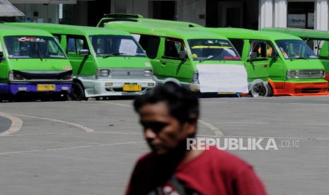 Sejumlah angkot massa aksi diparkirkan di Balai Kota Bogor, Kota Bogor, Jawa Barat, Senin (17/4/2023). Pada aksi tersebut mereka menuntut diberlakukanya tarif BisKita dan penundaan program penataan angkutan umum di Kota Bogor hingga selesainya pembangunan Jembatan Otista.