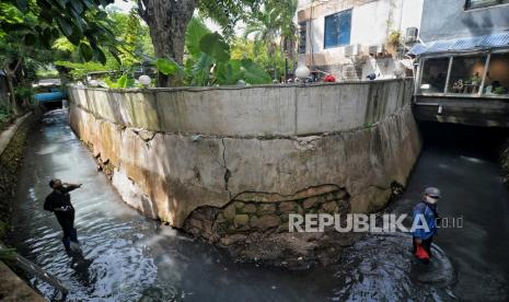 Petugas Suku Dinas Sumber Daya Air Jakarta Selatan beraktivitas di area bangunan ruko dan kafe yang didirikan di atas saluran air di kawasan Kemang Utara, Kemang, Jakarta Selatan, Rabu (17/11). Wakil Gubernur DKI Jakarta Ahmad Riza Patria menegaskan pendirian kafe maupun bangunan lainnya harus mengantongi izin sekaligus memenuhi prinsip tata ruang. Jika melanggar tata ruang, bangunan akan ditindak sesuai prosedur yang berlaku.