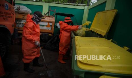 Petugas Dinas Lingkungan Hidup Jakarta TImur memilah sampah medis di TPS Dipo PLN Cililitan, Jakarta, Jumat (27/11). Menurut Dirjen Pengelolaan Sampah, Limbah dan B3 (PSLB3) Kementerian Lingkungan Hidup dan Kehutanan (KLHK), volume limbah medis mengalami kenaikan mencapai 30-50 persen atau 1.662,75 ton per bulan Oktober 2020. Republika/Thoudy Badai