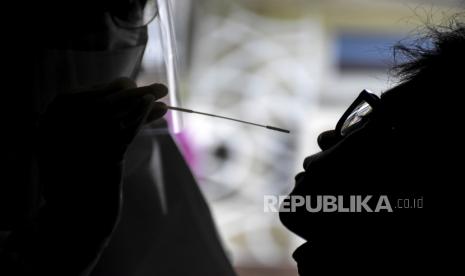 Tes Covid-19. Perkumpulan Dokter Indonesia Bersatu (PDIB) menyebut, transmisi lokal varian omicron sangat meningkat sehingga terjadi lonjakan kasus Covid-19 yang lebih cepat dari prediksi sebelumnya, yang mana diperkirakan pada pertengahan Februari sampai Maret 2022.