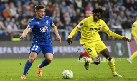 Nicolas Jackson Nicolas (kanan) saat memperkuat Villarreal di Liga Europa. Jackson kini bergabung ke Chelsea.