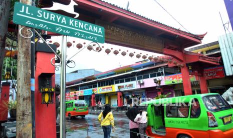 Penumpang angkot turun di depan Lawang Suryakancana, Kota Bogor, Jawa Barat, Kamis (28/1/2021). Pemerintah Kota Bogor mendapat bantuan Pemulihan Ekonomi Nasional (PEN) dari pemerintah pusat sebesar Rp31 miliar untuk peningkatan jalan di kawasan Suryakencana, Kota Bogor di antaranya digunakan untuk penataan 10 koridor. 