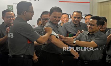 Pasangan calon presiden dan calon wakil presiden Anies Baswedan dan Muhaimin Iskandar memakaikan BAN Captain Timnas AMIN kepada Muhammad Syaugi Alaydrus saat pengumuman stuktur Tim Pemenangan Nasional (Timnas) AMIN di Jakarta, Selasa (14/11/2023). Pasangan capres-cawapres Anies Baswedan-Muhaimin Iskandar (AMIN) akhirnya mengumumkan captain beserta struktur timnas AMIN. Marsekal Madya (Purn) Muhammad Syaugi Alaydrus ditunjuk menjadi captain dari pasangan calon dari Koalisi Perubahan tersebut.  