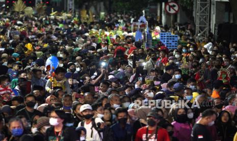 Warga memadati Festival Rujak Uleg di Surabaya, Jawa Timur. Pemkot Surabaya menyampaikan permohonan maaf kepada warga yang sempat mengeluh tidak bisa masuk ke lokasi Festival Rujak Uleg di Jalan Kembang Jepun. (ilustrasi)