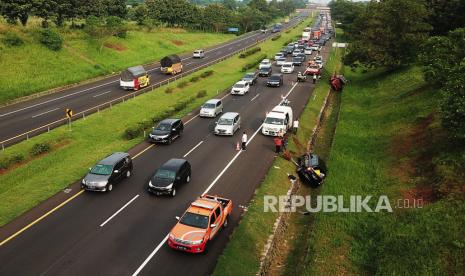 Kemacetan terjadi akibat dua kendaraan mengalami kecelakaan lalu lintas di ruas tol Cipali Km 74 arah Palimanan, Jawa Barat, Selasa (18/4/2023). Satu kendaraan minibus yang mengangkut lima orang pemudik tujuan Ngawi, Jawa Timur itu terlibat kecelakaan dengan mobil truk pengangkut barang. Kecelakaan diduga akibat supir truk mengantuk sehingga lepas kendali dan menabrak mobil minibus. Tidak ada korban jiwa dalam kecelakaan tersebut, namun akibat kecelakaan itu sempat terjadi kemacetan hingga 2 kilometer.