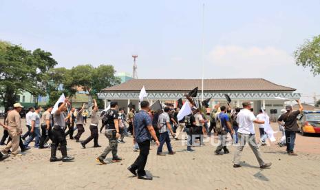 Polres Metro Bekasi Kota menggelar gladi resik latihan atau simulasi sistim pengamanan kota (Sispamkota) untuk tampil pada Simulasi Sispamkota pada Jumat dihadapan Forkopimda Kota Bekasi, Kamis (12/10/2023).  