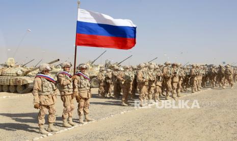 Pasukan Rusia berbaris sebelum dimulainya latihan militer gabungan. AS klaim pegang bukti Rusia membuat rencana untuk serangan skala besar di Ukraina. Ilustrasi.