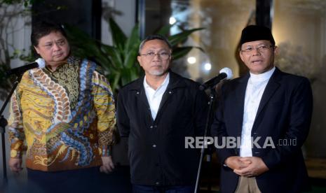 Plt Ketua Umum PPP Mardiono (kanan) bersama  Ketua Umum Partai Golkar Airlangga Hartarto (kiri) dan Ketua Umum PAN Zulkifli Hasan memberikan keterangan kepada wartawan saat silaturahmi Koalisi Indonesia Bersatu (KIB) di kediaman Airlangga Hartarto, di Jakarta, Kamis (27/4/2023). Waketum Golkar Firman Soebagyo sebut pertemuan KIB belum memutuskan capres.